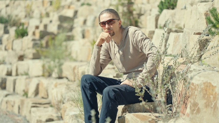 Porträt des Künstlers Pavel Its in der Natur